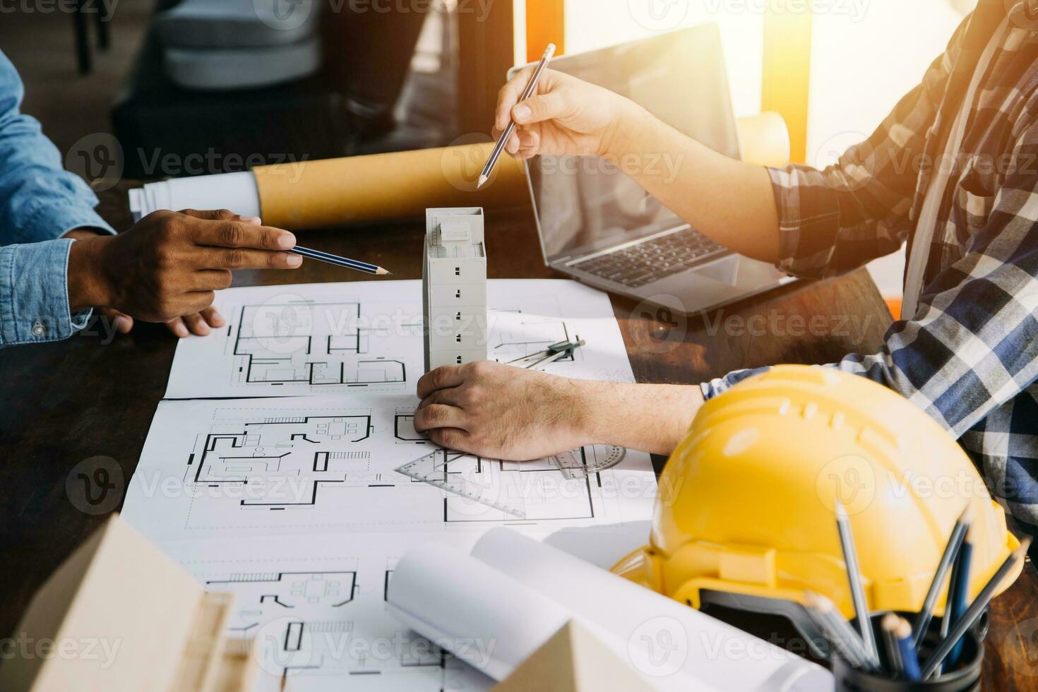 costruzione e struttura concetto di ingegnere o architetto incontro per progetto Lavorando con compagno e ingegneria utensili su modello edificio e planimetria nel Lavorando luogo, contrarre per tutti e due aziende. foto