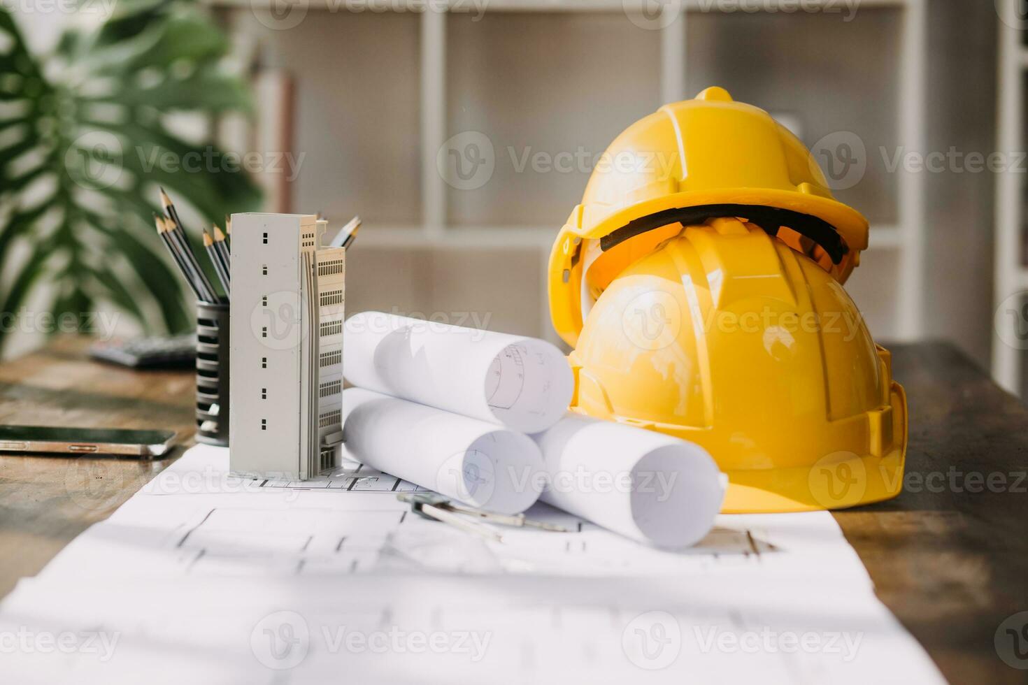 costruzione e struttura concetto di ingegnere o architetto incontro per progetto Lavorando con compagno e ingegneria utensili su modello edificio e planimetria nel Lavorando luogo, contrarre per tutti e due aziende. foto