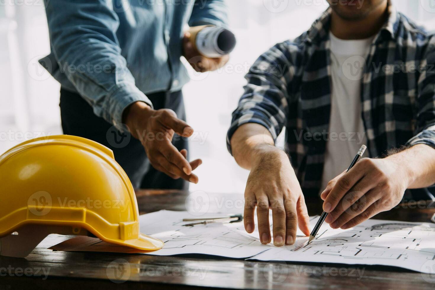 costruzione e struttura concetto di ingegnere Lavorando disegno su planimetria incontro per progetto Lavorando con compagno su modello edificio e ingegneria utensili nel Lavorando luogo, costruzione concetto. foto