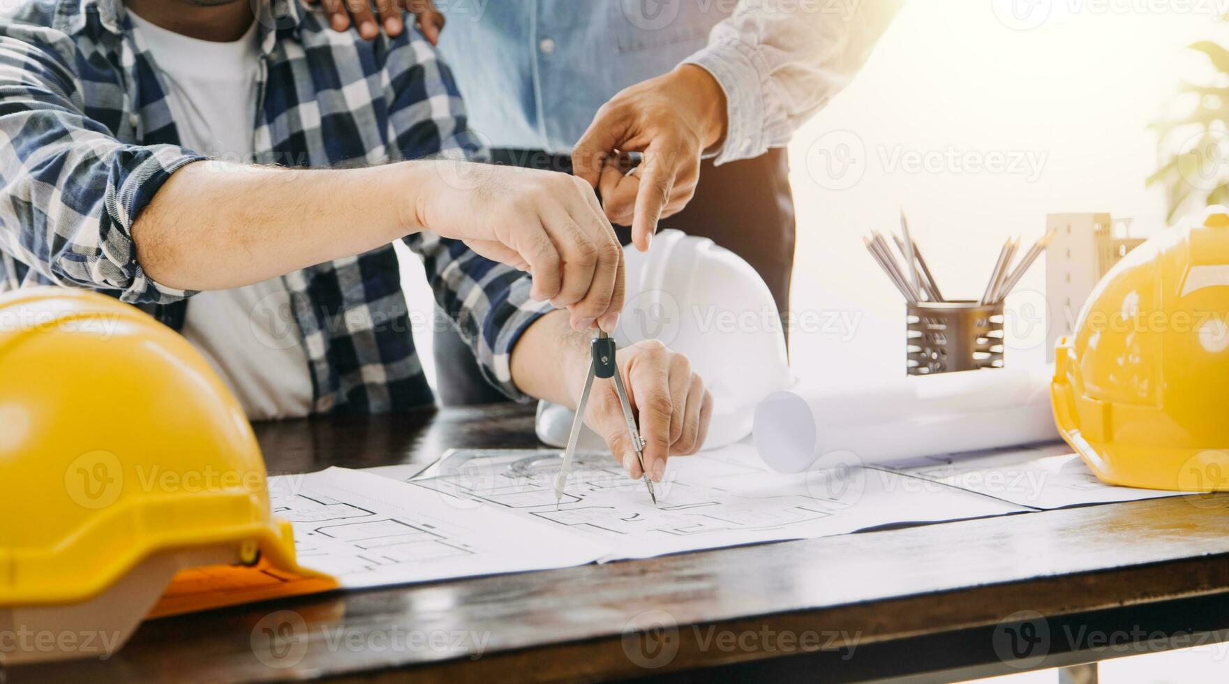 costruzione e struttura concetto di ingegnere Lavorando disegno su planimetria incontro per progetto Lavorando con compagno su modello edificio e ingegneria utensili nel Lavorando luogo, costruzione concetto. foto