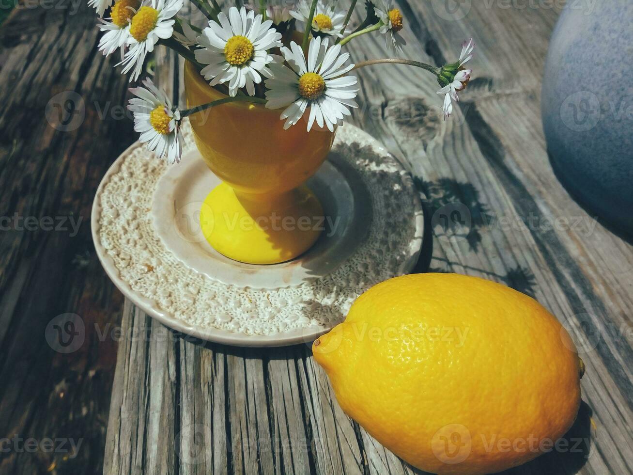 Limone e fiori nel giallo vaso ancora vita foto