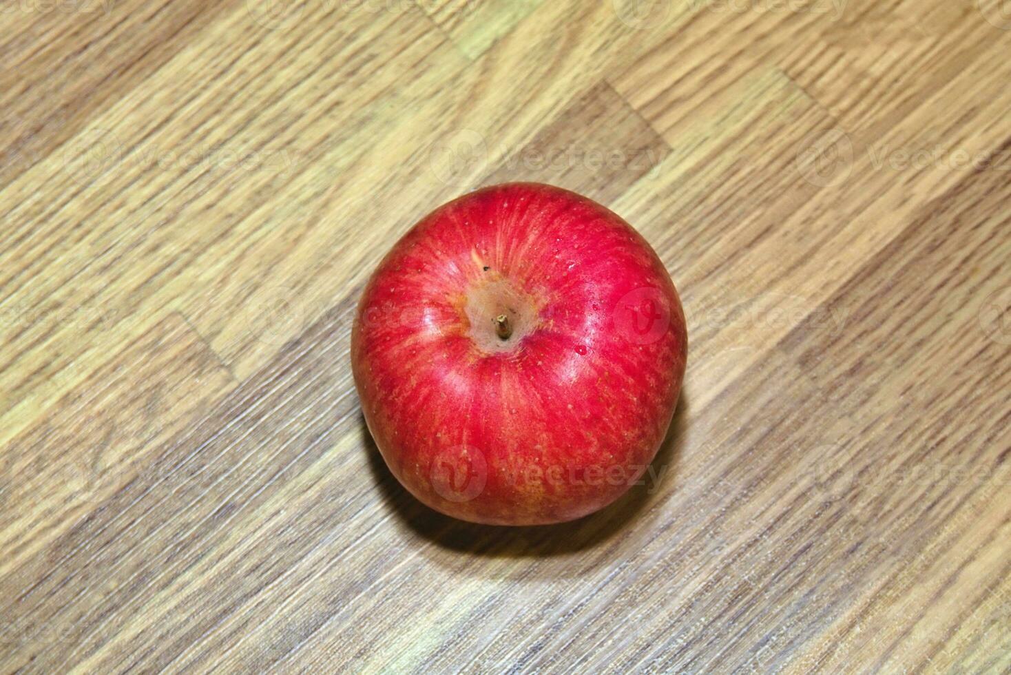 rosso mele, fresco frutta appena raccolto a partire dal il albero su il tavolo foto