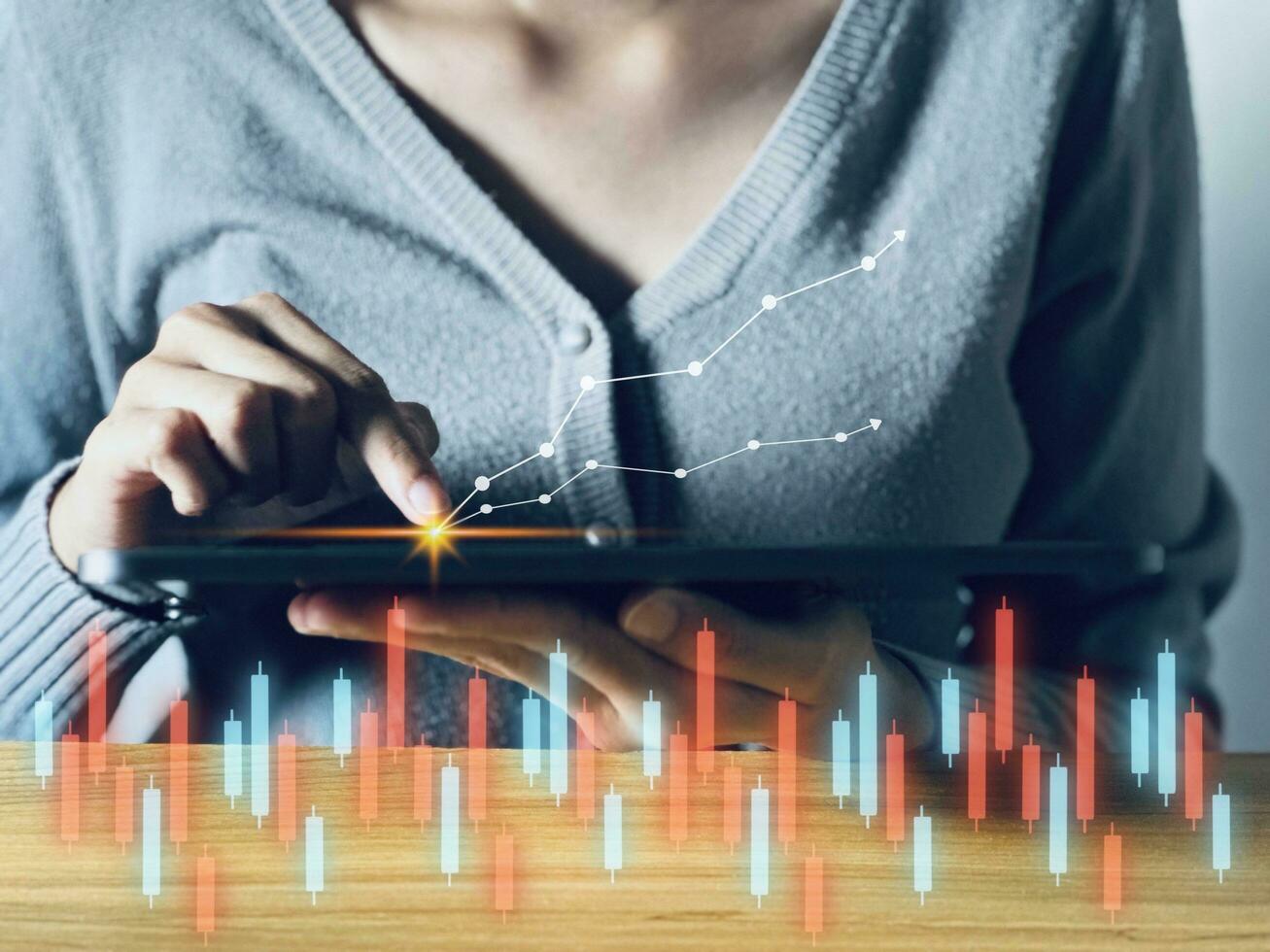 donna d'affari utilizzando tavoletta analizzando i saldi dati e economico crescita grafico. foto