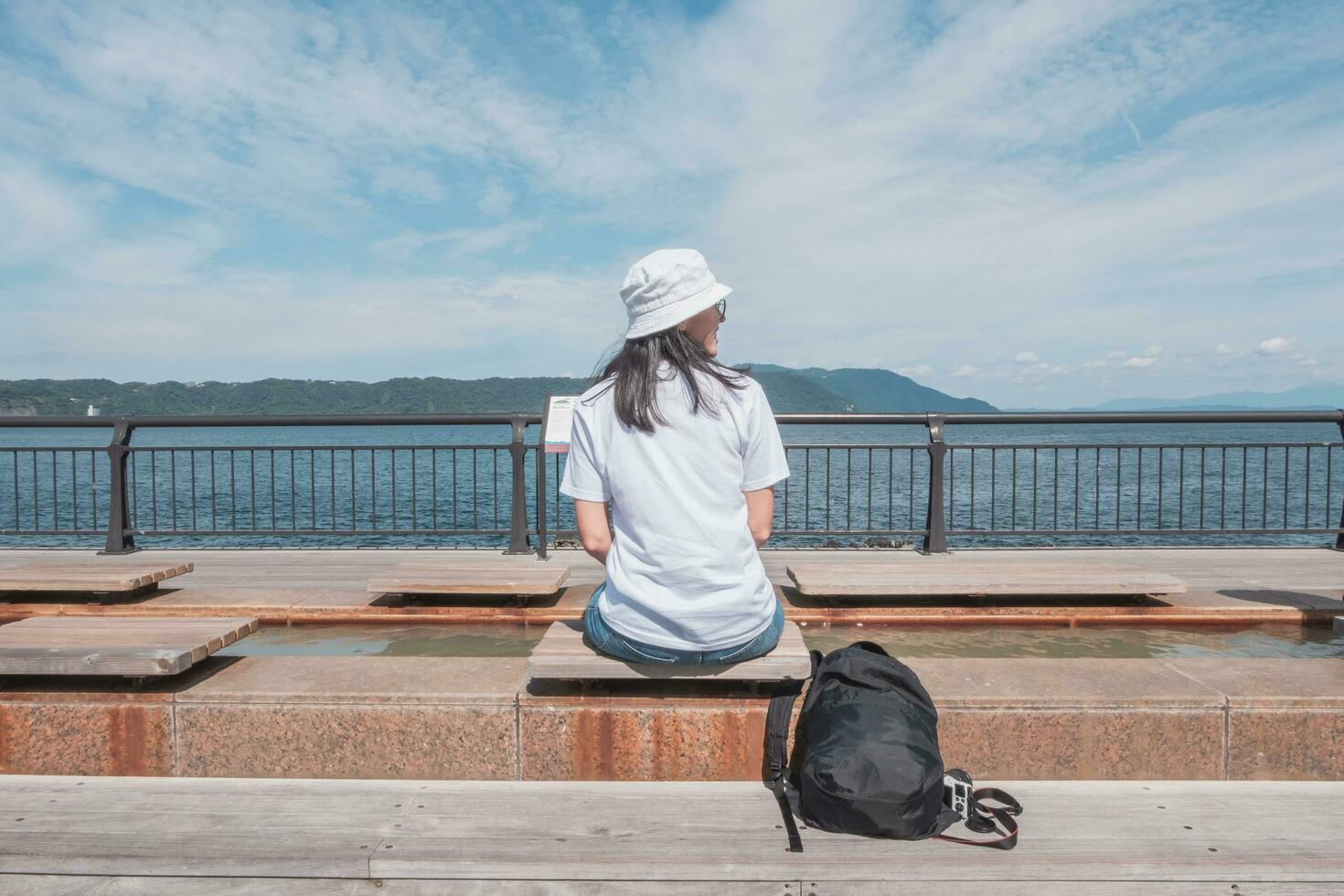 piede onsen con sakurajima montagna, mare e blu cielo sfondo, kagoshima, kyushu, Giappone foto