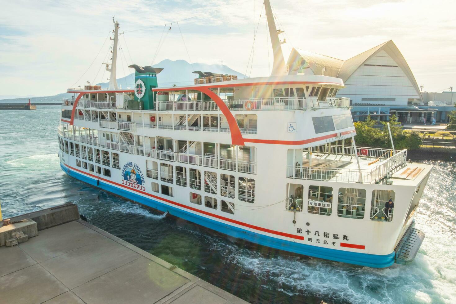 traghetto sakurajima, barca o nave per veicolare passeggeri fra kaogshima porta e sakurajima porta foto