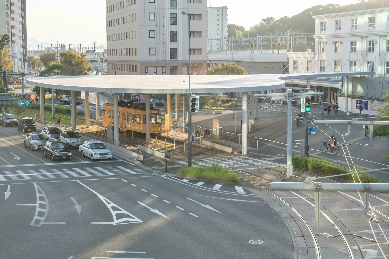 Kumamoto, Kyushu, Giappone - ottobre 19, 2018 paesaggio urbano di kumamoto città, strada e tram foto