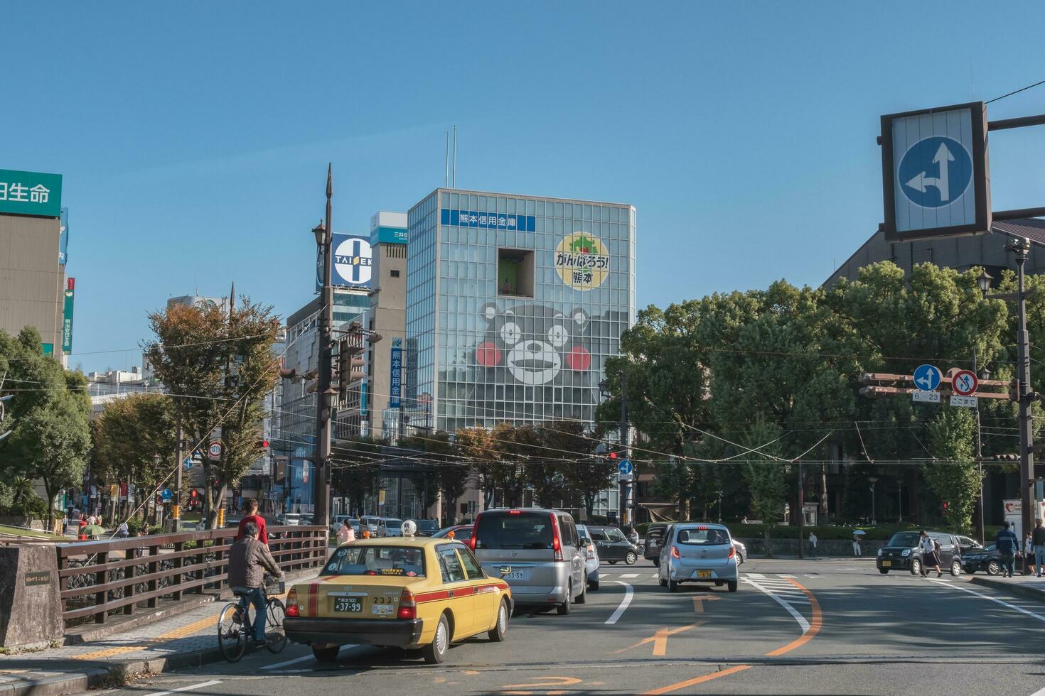 Kumamoto, Kyushu, Giappone - ottobre 19, 2018 paesaggio urbano di kumamoto città, strada e tram foto