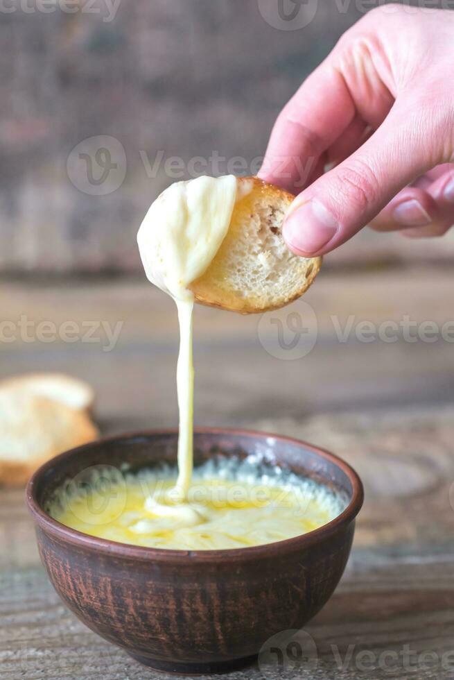 ciotola di formaggio tuffo con toast foto