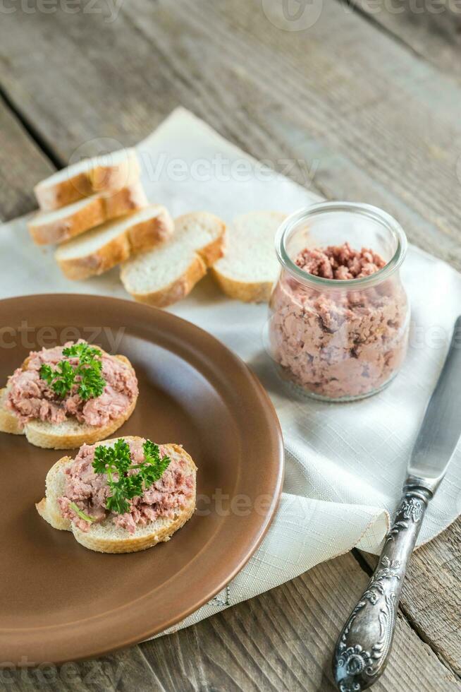 panini con paté su il di legno tavola foto