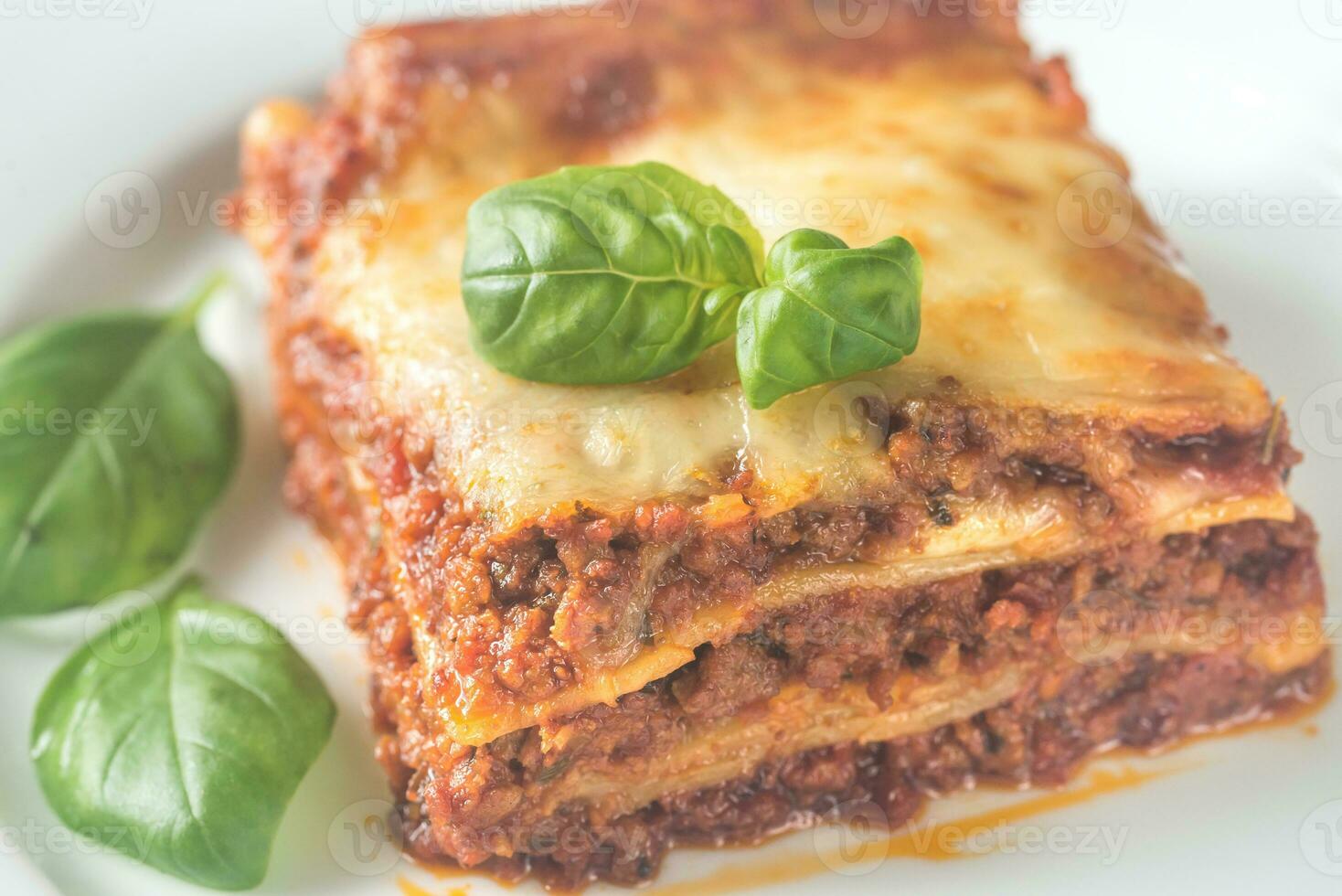 porzione di lasagne su il di legno tavolo foto