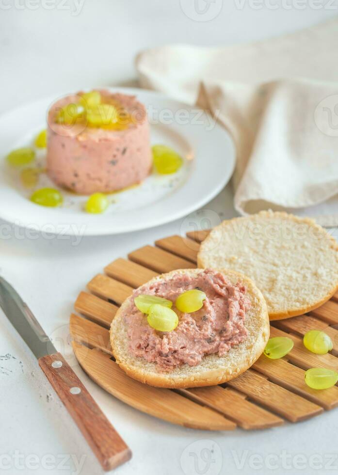 fetta di pane con paté su il di legno tavola foto