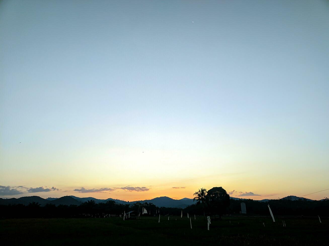 Visualizza di silhouette di paesaggio con tramonto sera cielo foto