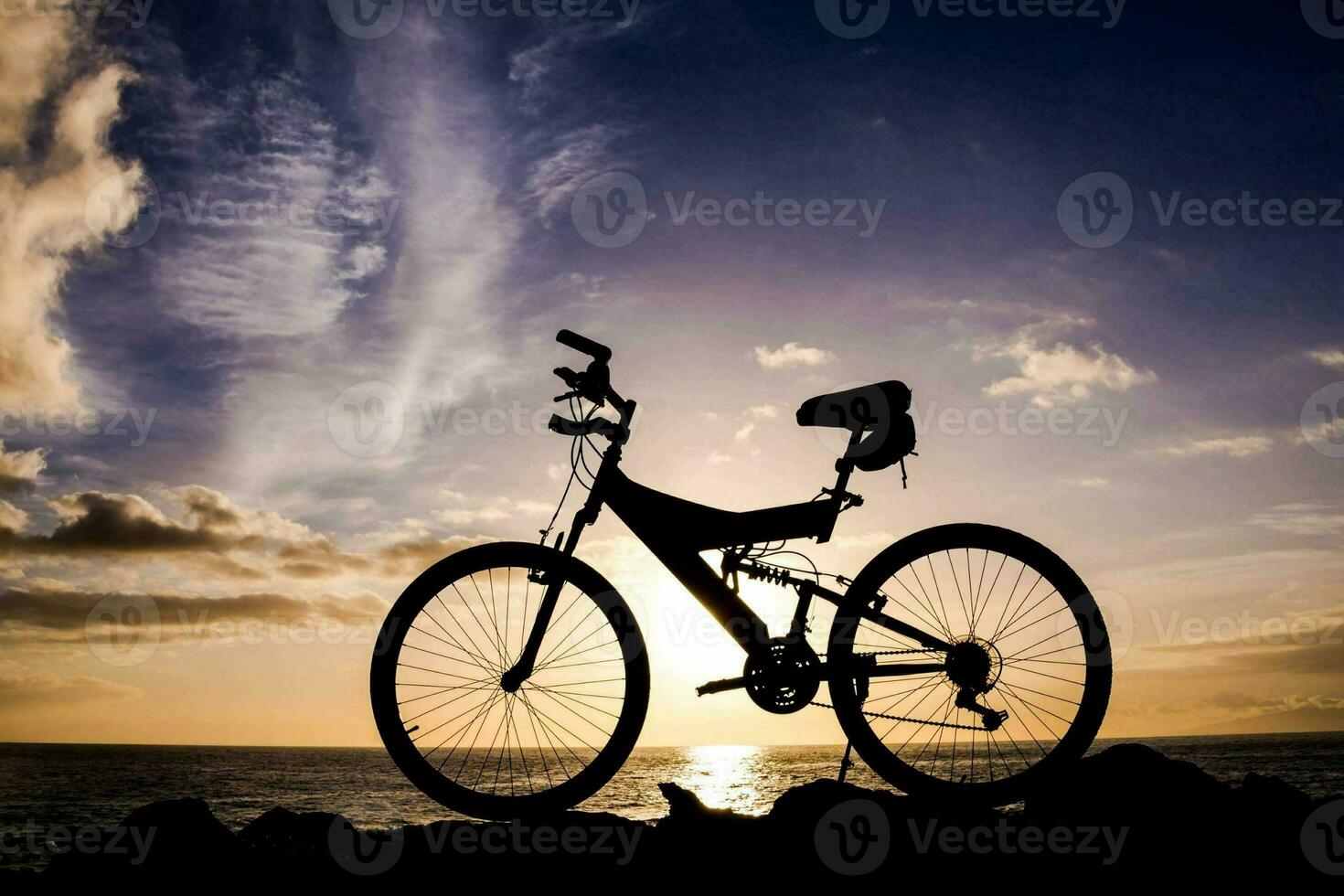 bicicletta al di sopra di il tramonto foto