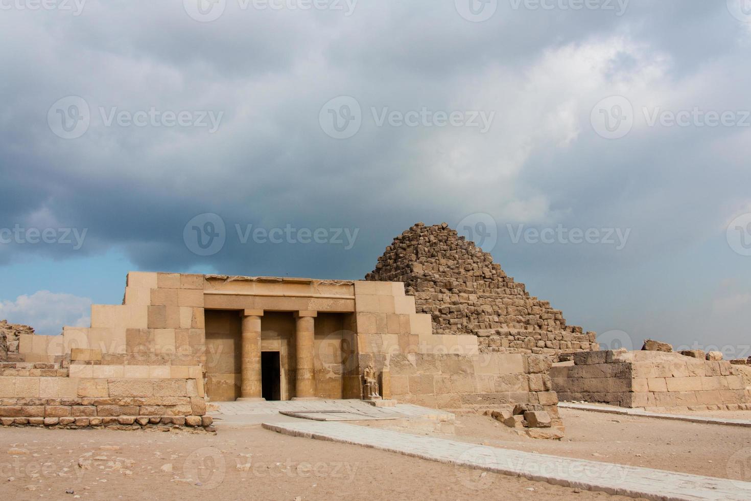 la grande piramide e la grande sfinge sull'altopiano di Giza foto