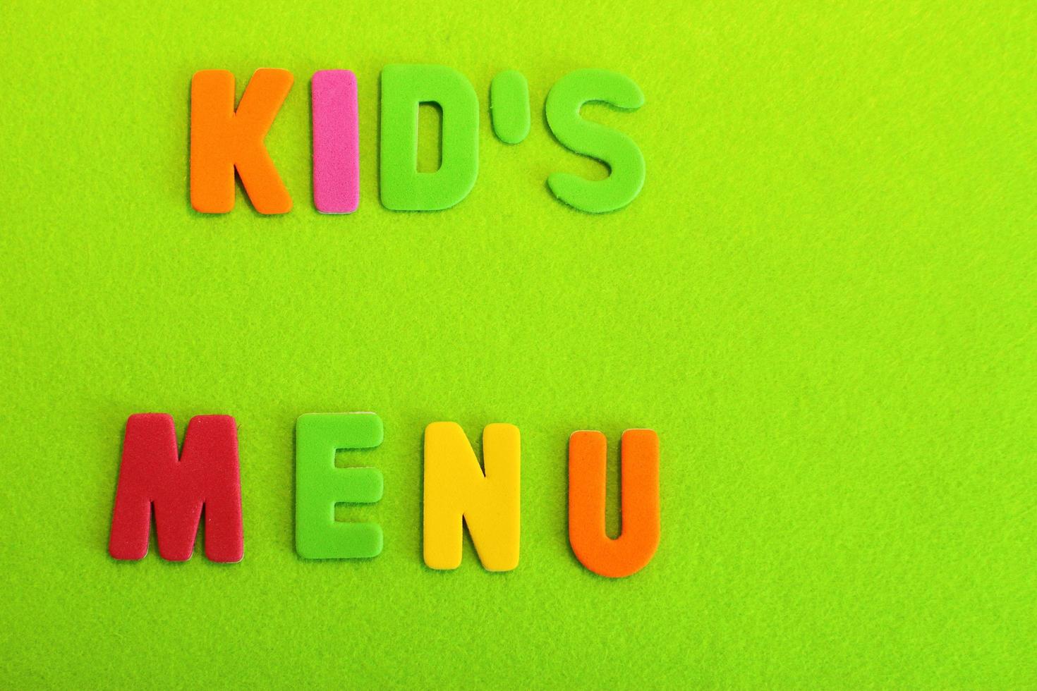 carta di lettering menu per bambini su sfondo verde brillante foto