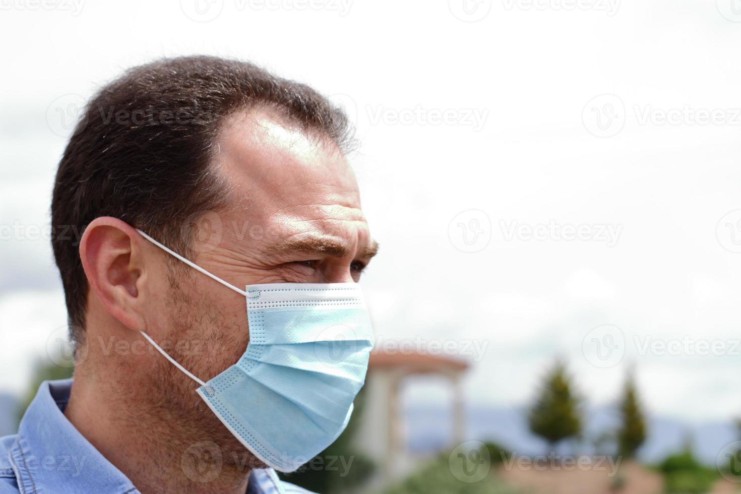 uomo in maschera medica blu foto