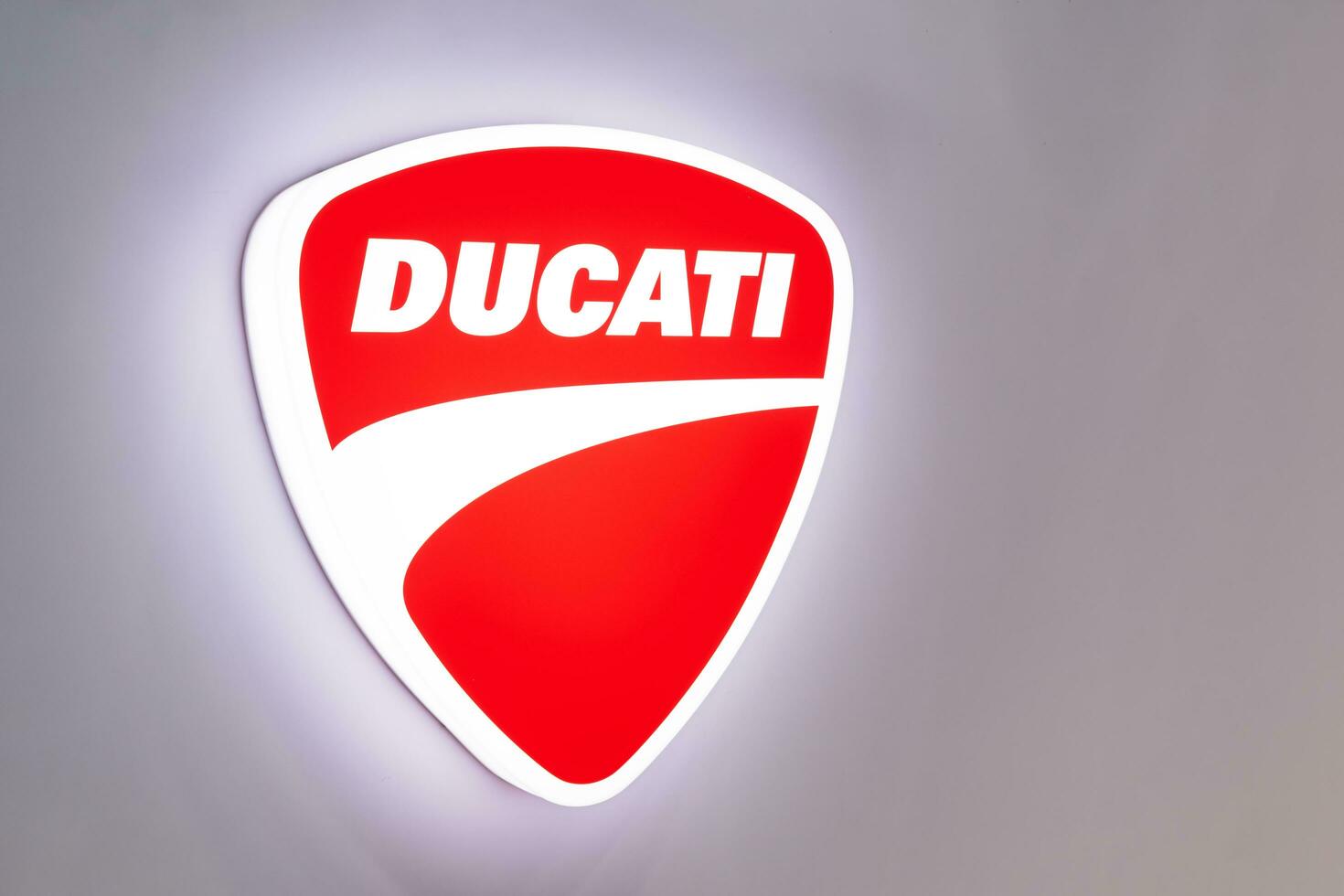 nonthaburi Tailandia 6 dicembre 2022 leggero scatola tabellone con logo ducati motociclo foto