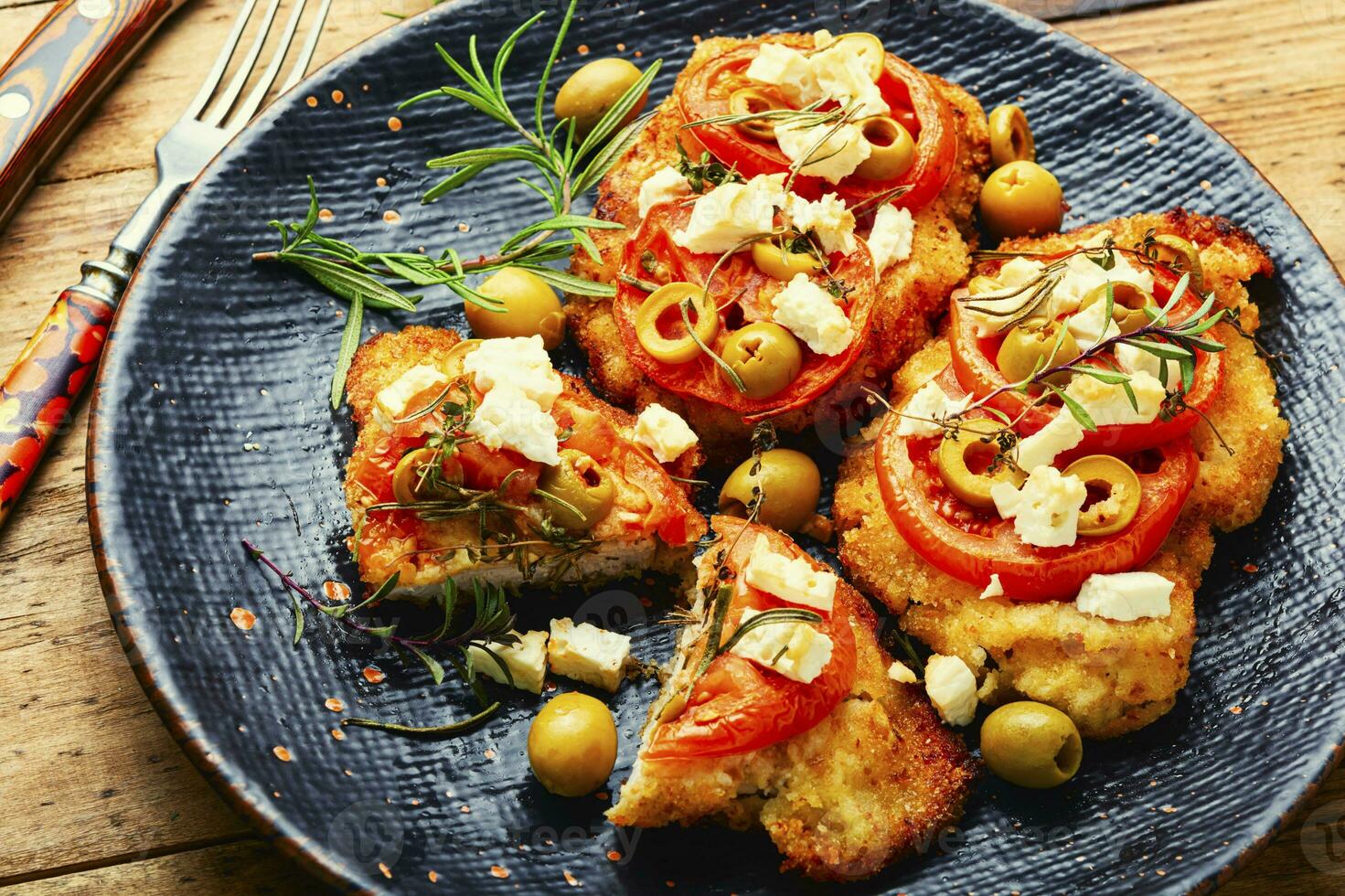 cotoletta con olive e pomodoro foto