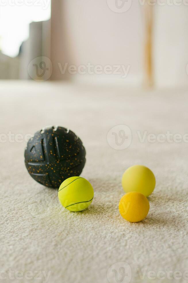 palle e pastiglie per miofasciale rilassamento e automassaggio a casa su il pavimento. mfr, fitness e pilates. foto