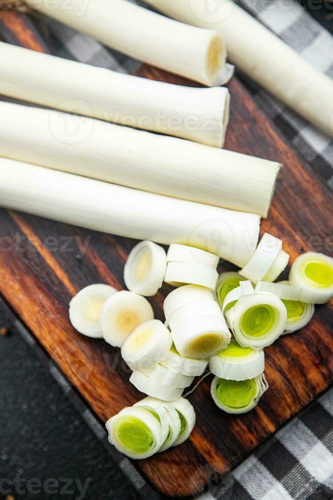 fresco Porro tagliare verdura pasto cibo merenda su il tavolo copia spazio cibo sfondo rustico superiore Visualizza foto