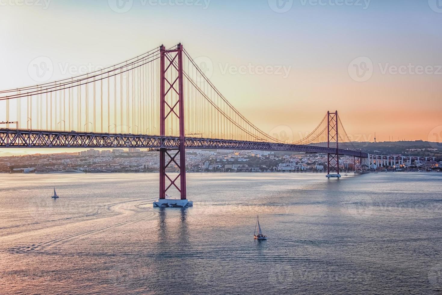 ponte 25 de abril a lisbona portogallo foto