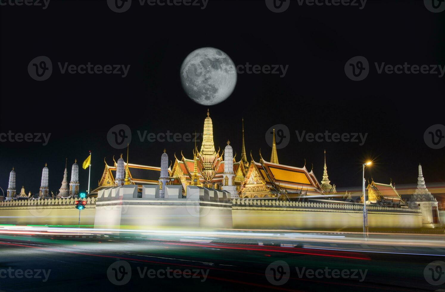 il tempio di il Smeraldo Budda o wat Phra kaeo con pieno Luna su notte foto