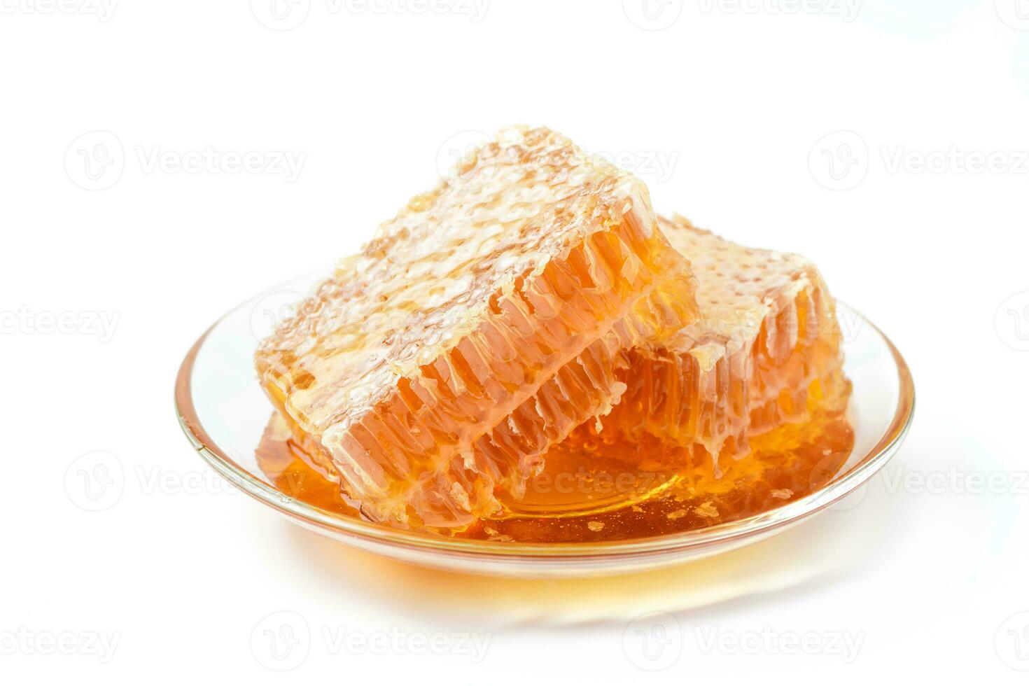 fresco miele su piatto isolato su bianca sfondo, foto
