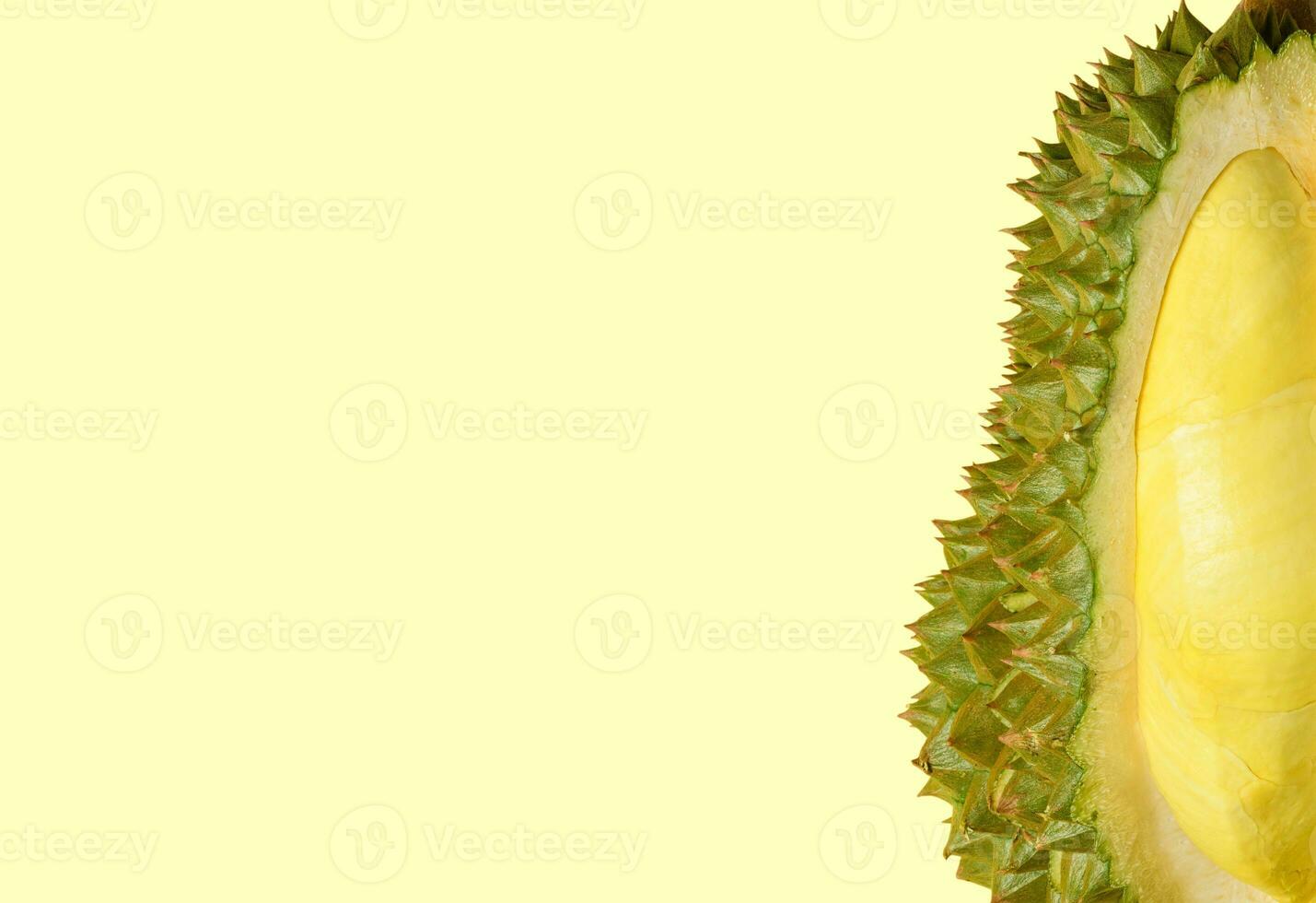 fresco tagliare durian mese su leggero giallo sfondo, foto