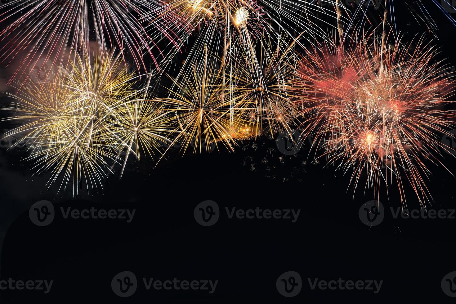 esplosione di fuochi d'artificio colorati nel festival annuale foto