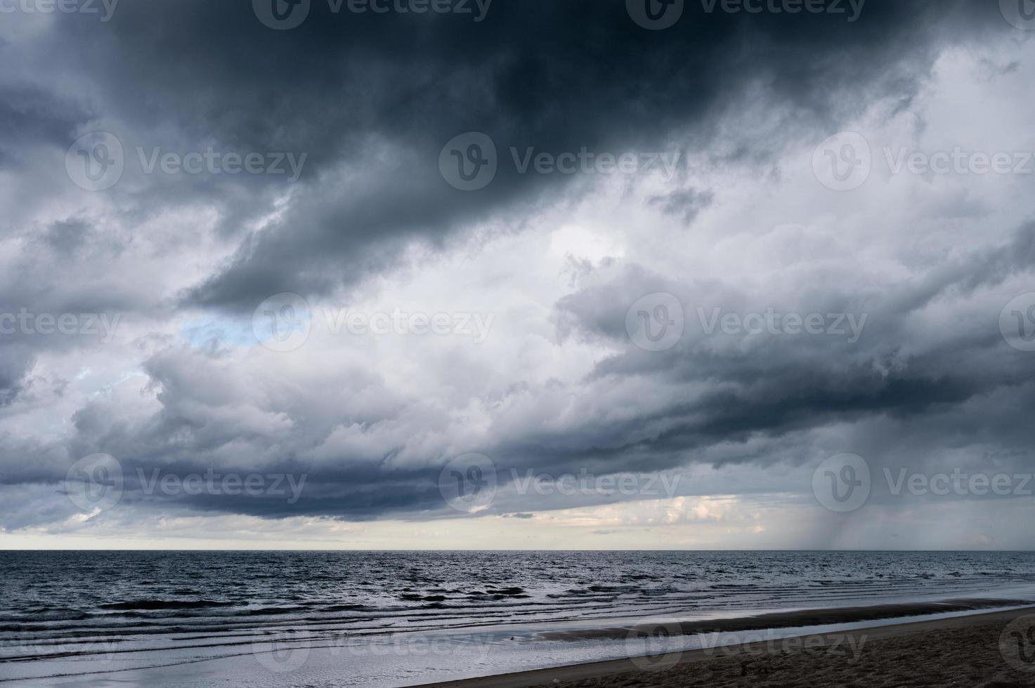 cielo drammatico scuro e nuvole tempestose sul mare foto
