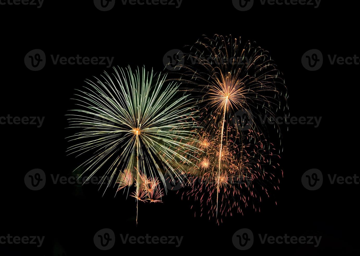 esplosione di fuochi d'artificio colorati festivi astratti su sfondo nero foto
