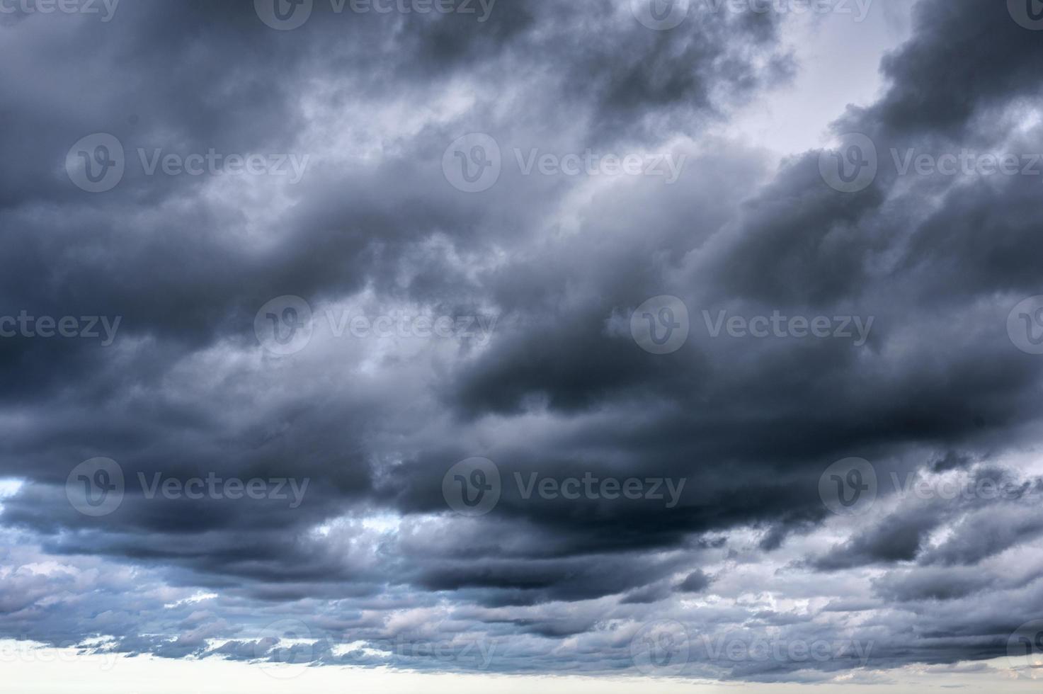 cielo drammatico scuro e nuvole tempestose foto