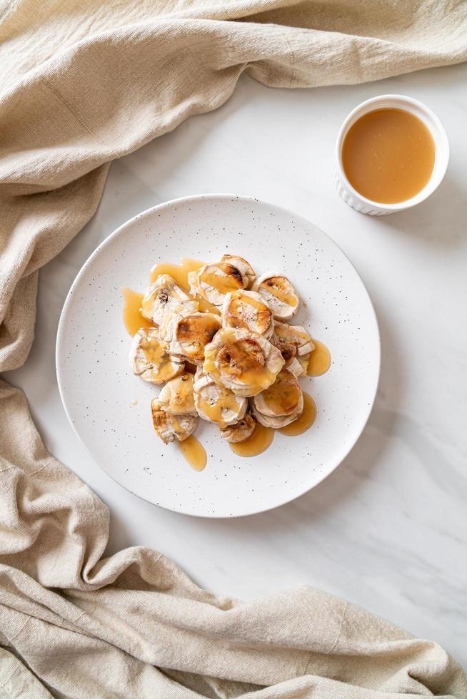 fette di banana grigliate con salsa al caramello foto