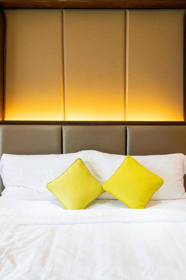 comode decorazioni di cuscini sul letto in una camera d'albergo foto
