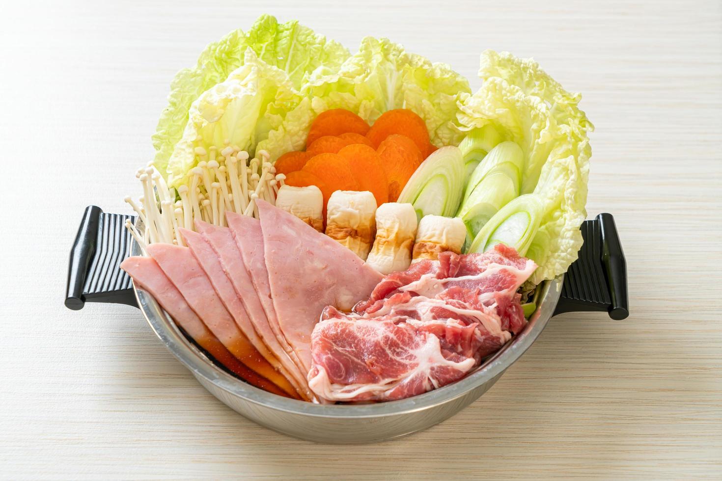 zuppa di sukiyaki o shabu con carne cruda e verdure - stile giapponese japanese foto