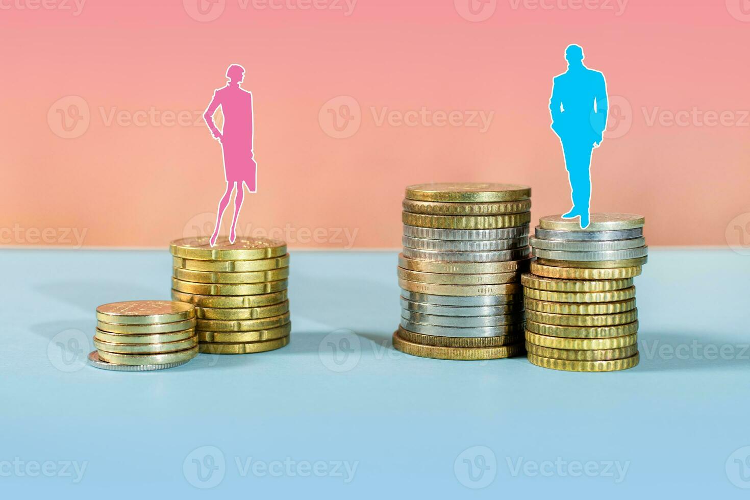 Genere pagare uguaglianza concetto. uomo e donna su un' pila di monete. foto