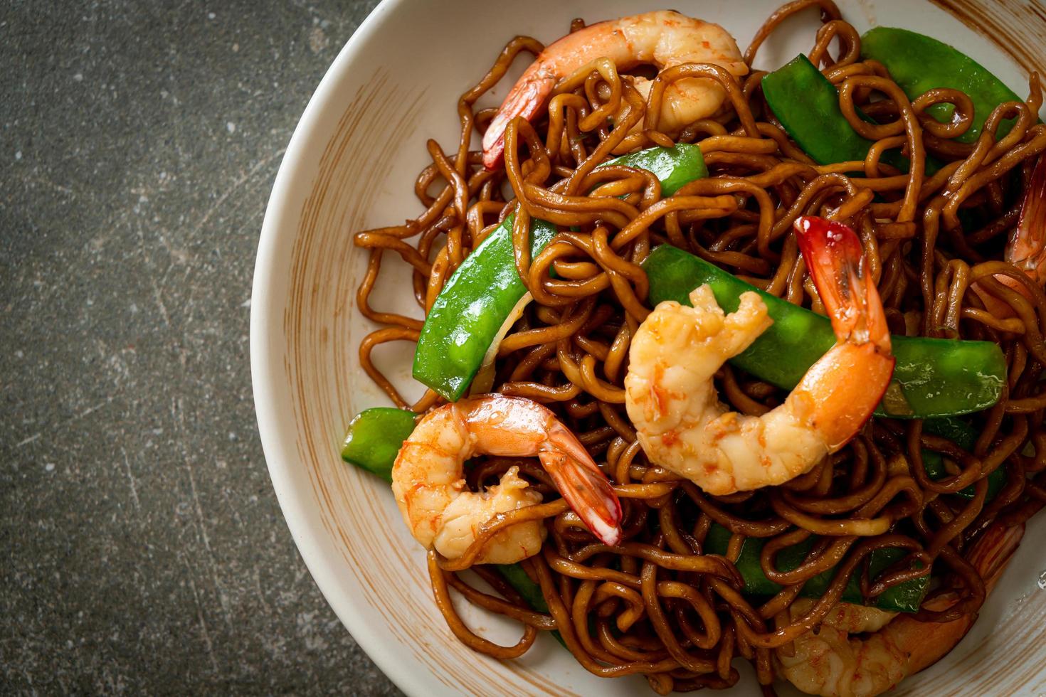 noodles yakisoba saltati in padella con piselli e gamberi - stile asiatico food foto