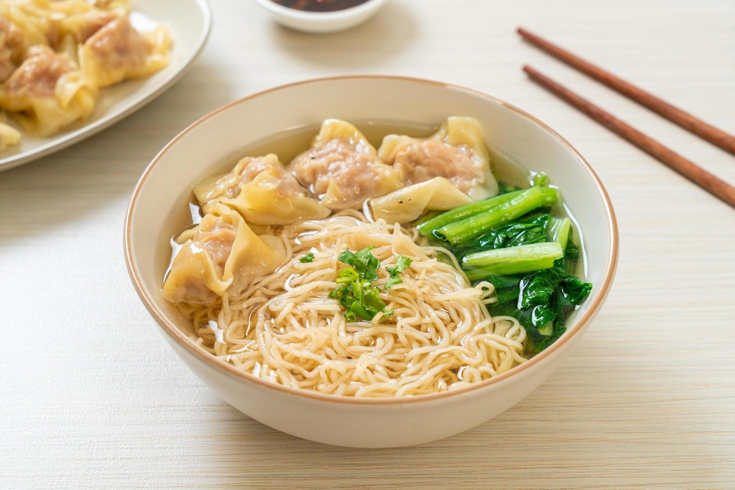 tagliatelle all'uovo con zuppa di wonton di maiale o zuppa di gnocchi di maiale e verdure - stile cibo asiatico foto