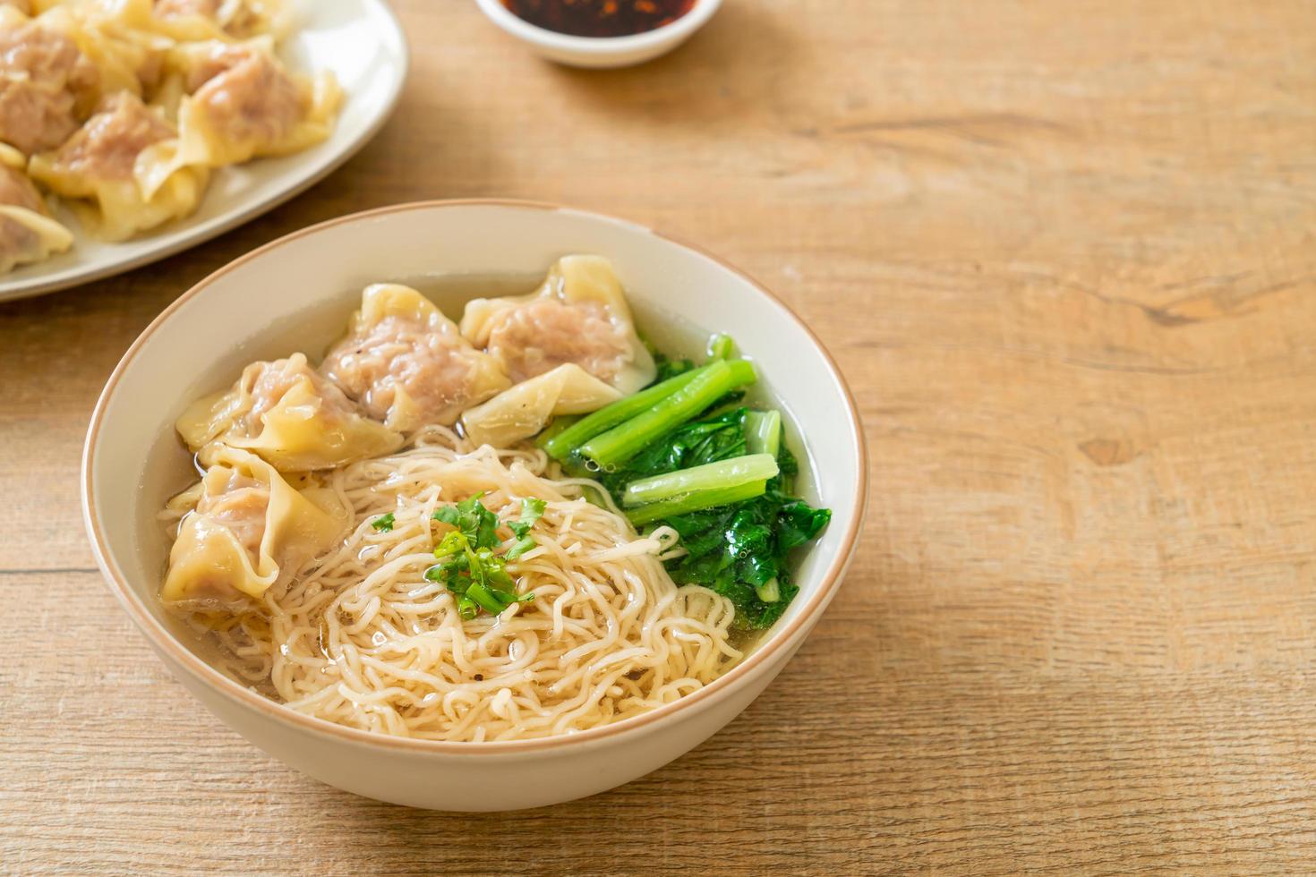 tagliatelle all'uovo con zuppa di wonton di maiale o zuppa di gnocchi di maiale e verdure - stile cibo asiatico foto