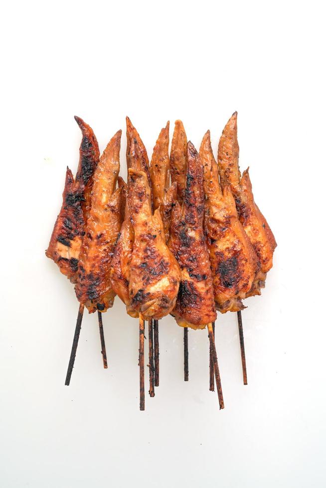 spiedino di ali di pollo alla griglia o barbecue isolato su sfondo bianco foto