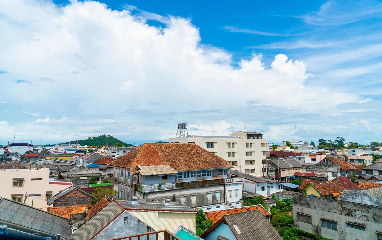 Songkla vista della città con cielo blu e baia in thailandia foto