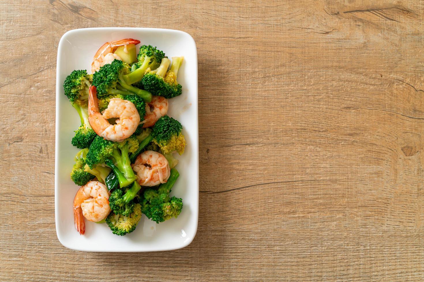 broccoli saltati in padella con gamberi - stile cibo fatto in casa foto