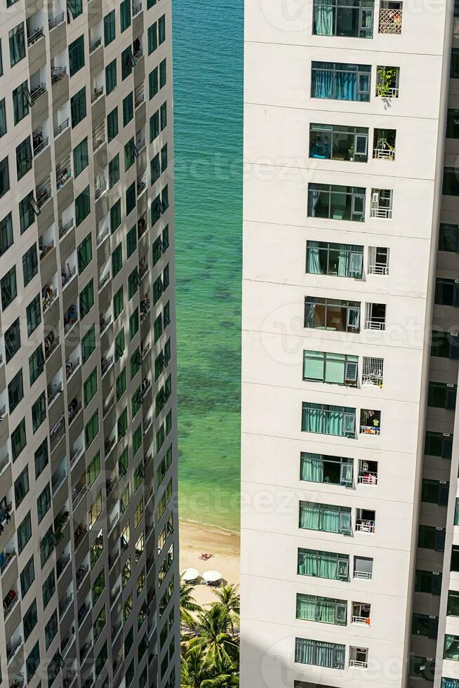 alto salire appartamento blocchi su spiaggia. moderno Multi piano Residenziale edifici su mare. foto