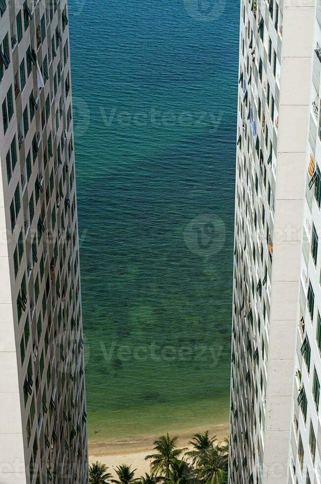 alto salire appartamento blocchi su spiaggia. moderno Multi piano Residenziale edifici su mare. foto