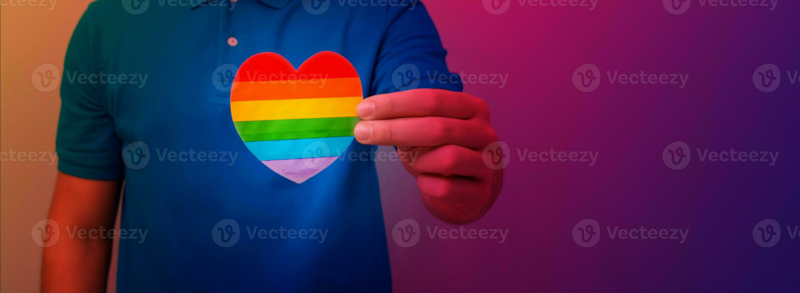 uomo mani hold cuore nel il colori di arcobaleno. lgbt diritti, orgoglio mese, tolleranza e amore concetto. foto