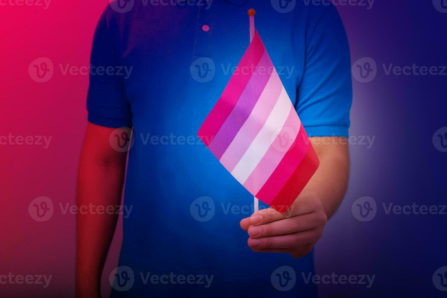 mano Tenere bandiera nel lesbica orgoglio colori. foto