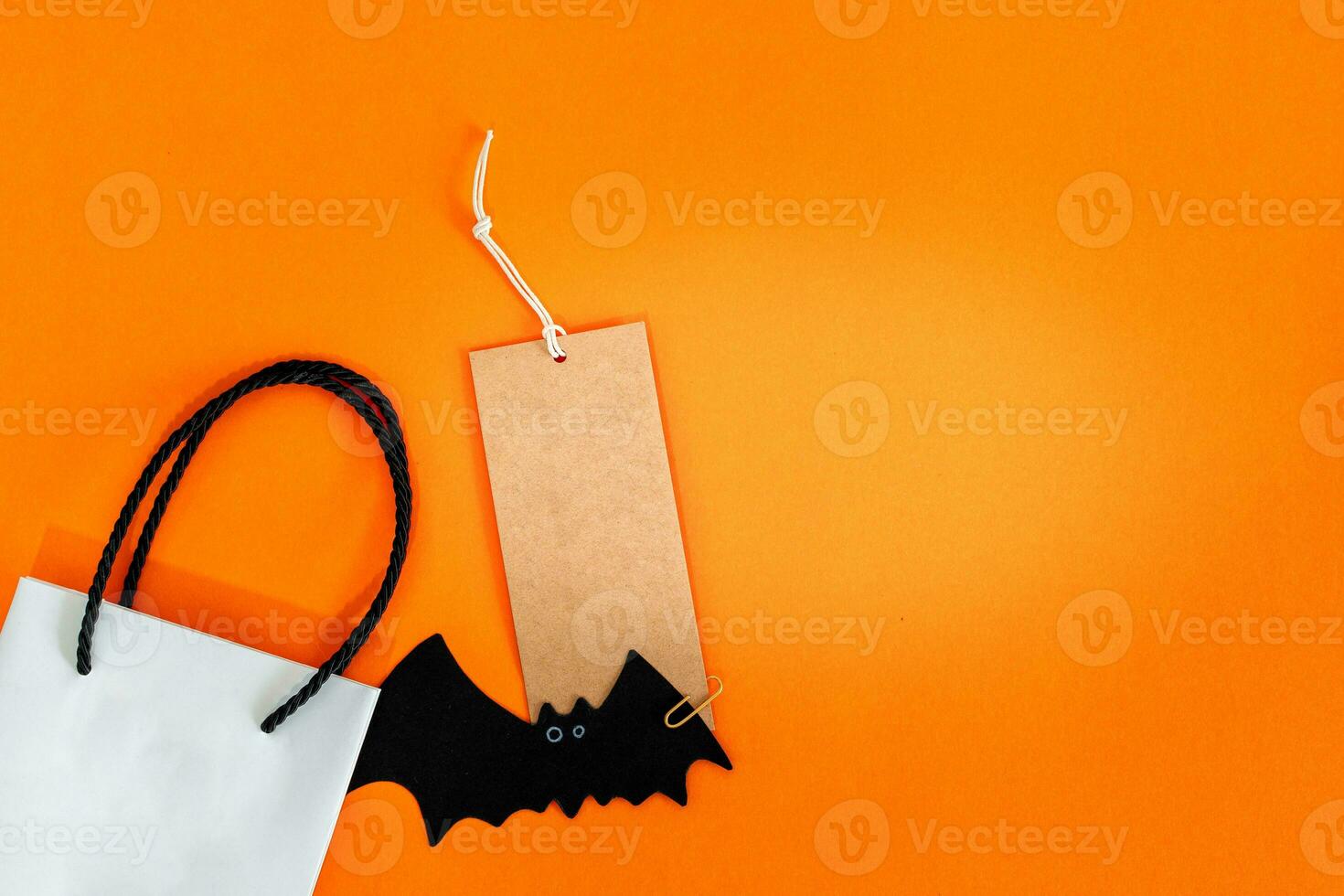 Halloween vendita bandiera con etichetta e Borsa su arancia sfondo. foto