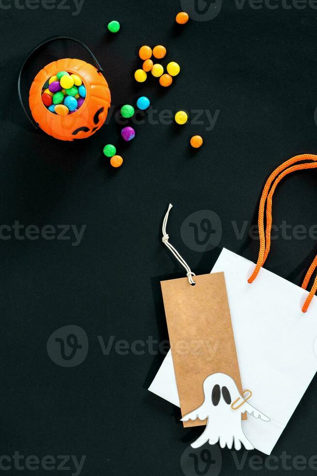 contento Halloween su nero sfondo. speciale offrire etichetta. celebrazione concetto. sconto offrire prezzo. foto