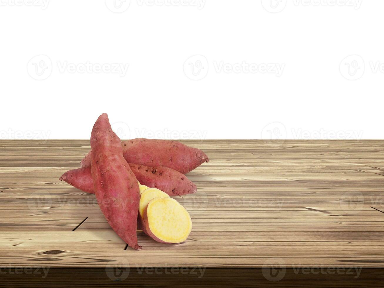 dolce Patata su di legno tavolo isolato su bianca sfondo foto