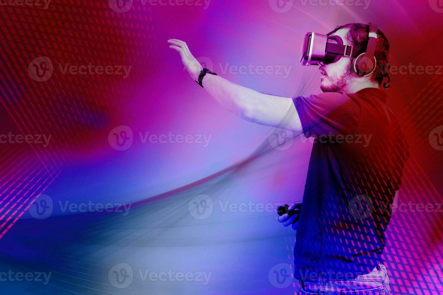 uomo utilizzando vr bicchieri nel colorato neon luci. foto